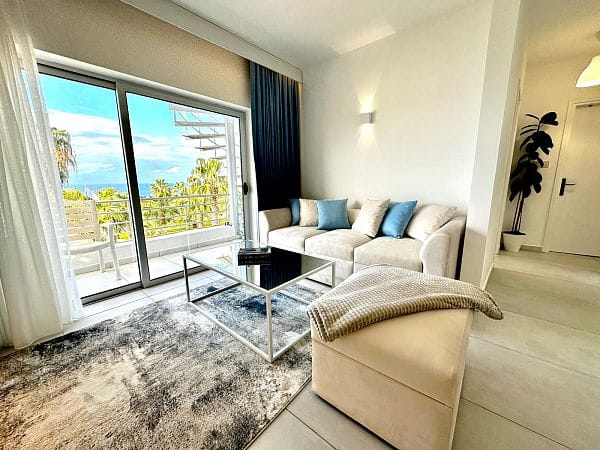 3-комнатные апартаменты 70 м² с террасой 40 м² на береговой линии в Эсентепе - фото № 1