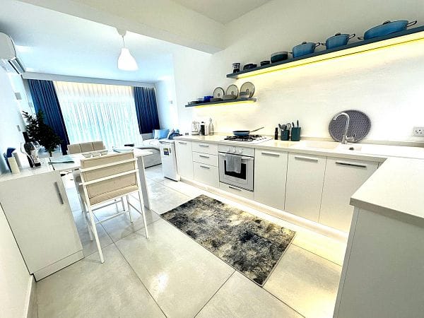 3-комнатные апартаменты 70 м² с террасой 40 м² на береговой линии в Эсентепе - фото № 3