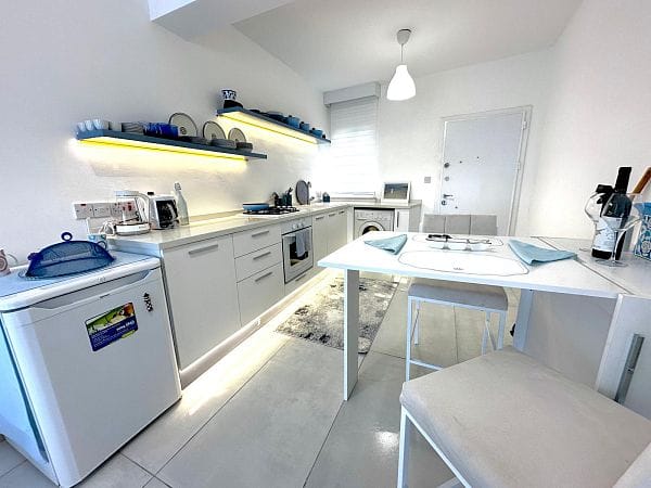 3-комнатные апартаменты 70 м² с террасой 40 м² на береговой линии в Эсентепе - фото № 4