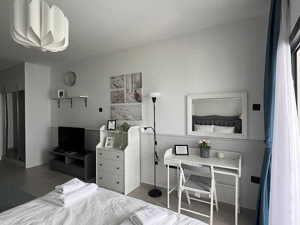 Студия 50 м² с балконом 9 м² и видом на море - фото № 4