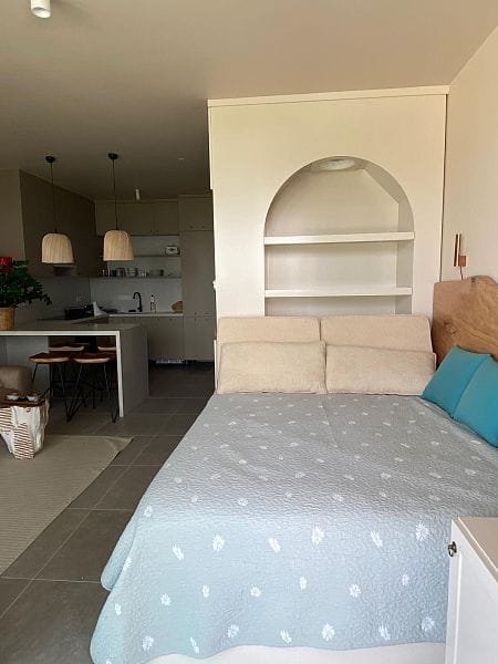 Студия 53 м² с балконом 8 м² в 300 метрах от пляжа с дизайнерским ремонтом - фото № 15