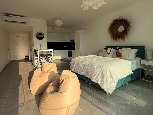 Студия 45 м² с террасой 8 м² в 250 метрах от пляжа с мебелью и техникой - фото № 4