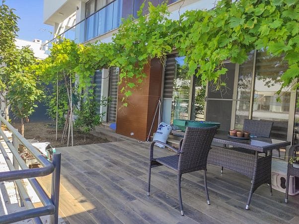3-комнатные апартаменты 102 м² с террасой 21 м² и садом 30 м² в 500 метрах от моря - фото № 1