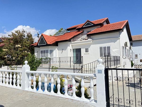 Полностью меблированная 4-спальная вилла 200 м² с отдельным участком земли 547 м² в 120 метрах от пляжа - фото № 37