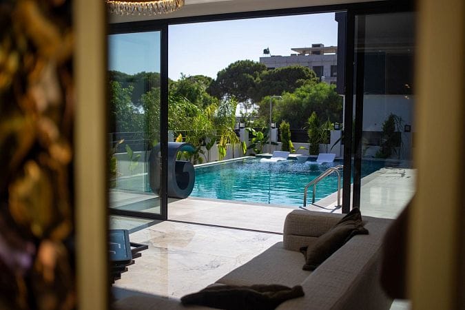 Современная 5-комнатная вилла 264 м² премиум-класса с частным бассейном и джакузи на крыше - фото № 9
