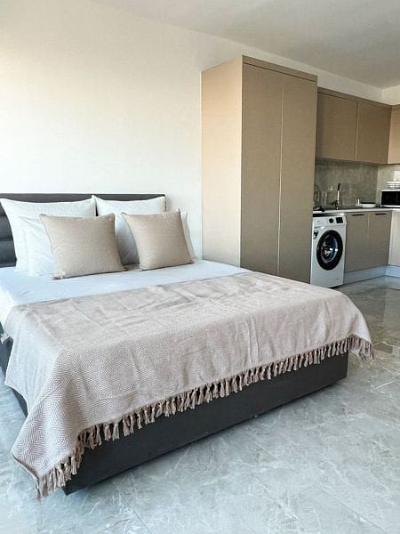 Студия 47 м² с мебелью и техникой и прямым видом на море - фото № 7