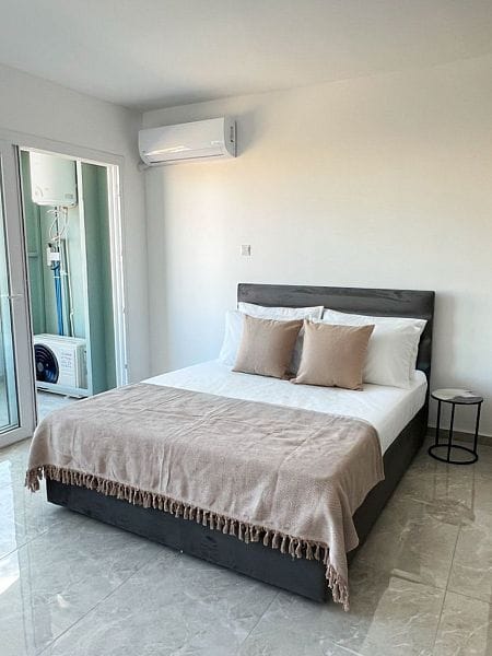 Студия 47 м² с мебелью и техникой и прямым видом на море - фото № 8