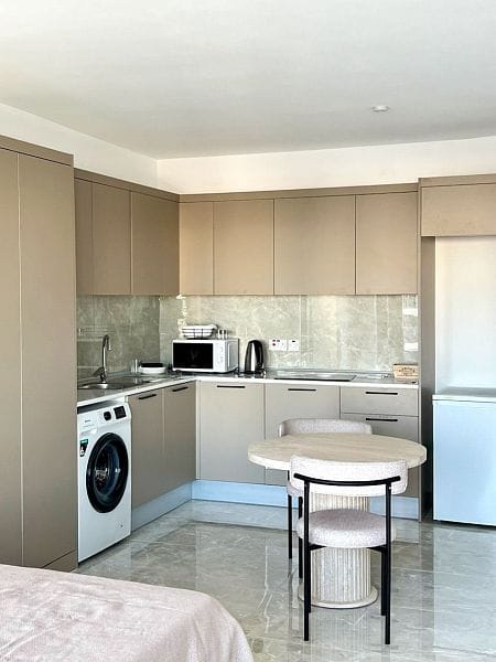 Студия 47 м² с мебелью и техникой и прямым видом на море - фото № 10