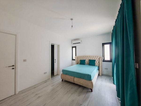 4-комнатная вилла 160 м² с участком и террасой в 350 метрах от пляжа - фото № 16