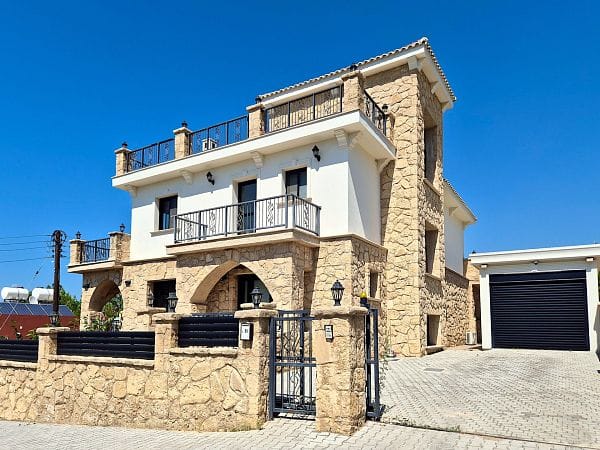 5-спальная вилла 400 м² с участком 630 м², бассейном и панорамными видами на море и горы - фото № 1