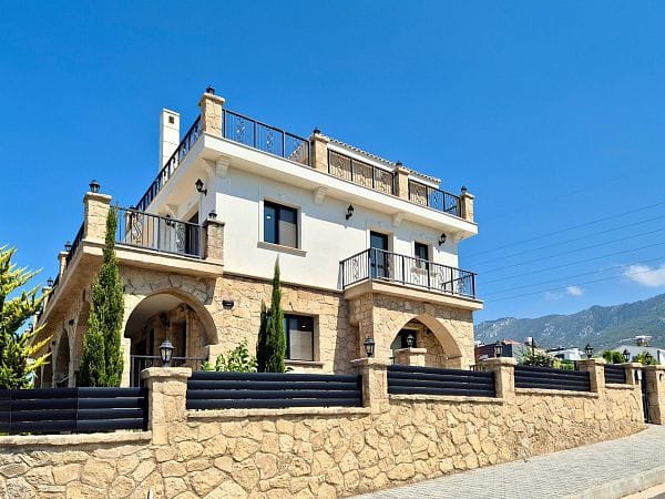 5-спальная вилла 400 м² с участком 630 м², бассейном и панорамными видами на море и горы - фото № 2