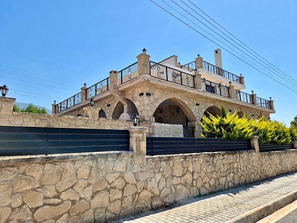 5-спальная вилла 400 м² с участком 630 м², бассейном и панорамными видами на море и горы - фото № 3