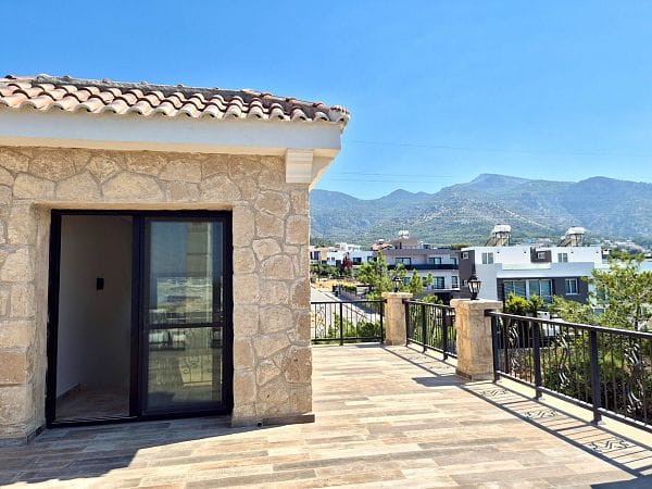 5-спальная вилла 400 м² с участком 630 м², бассейном и панорамными видами на море и горы - фото № 16