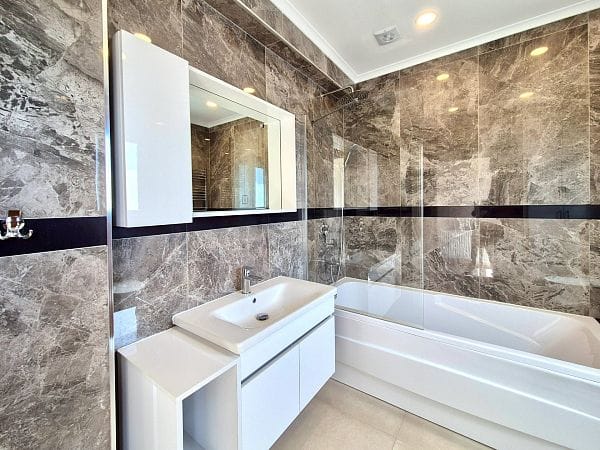 5-спальная вилла 400 м² с участком 630 м², бассейном и панорамными видами на море и горы - фото № 18