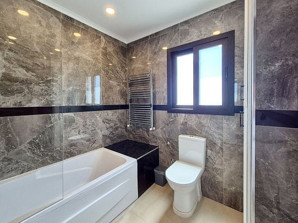 5-спальная вилла 400 м² с участком 630 м², бассейном и панорамными видами на море и горы - фото № 19