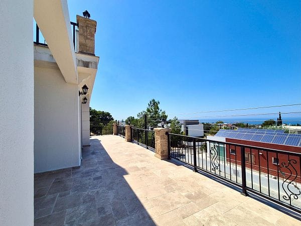 5-спальная вилла 400 м² с участком 630 м², бассейном и панорамными видами на море и горы - фото № 21