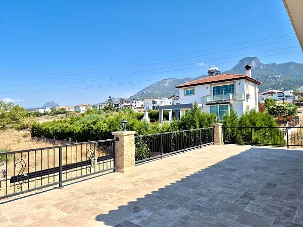 5-спальная вилла 400 м² с участком 630 м², бассейном и панорамными видами на море и горы - фото № 22