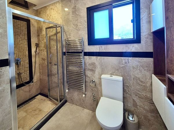 5-спальная вилла 400 м² с участком 630 м², бассейном и панорамными видами на море и горы - фото № 24