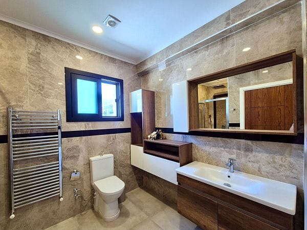 5-спальная вилла 400 м² с участком 630 м², бассейном и панорамными видами на море и горы - фото № 25