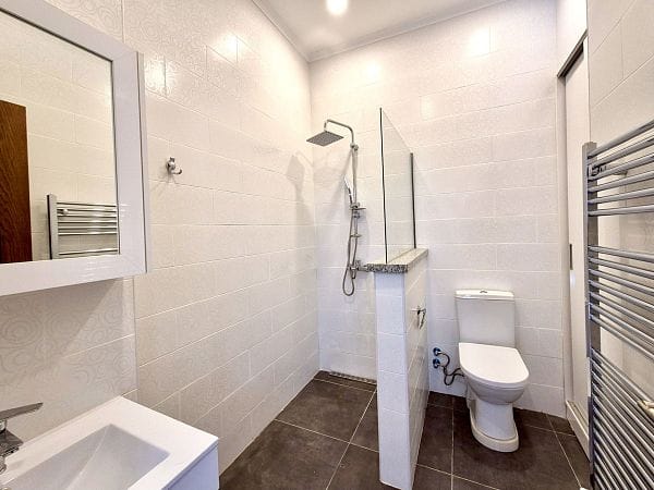 5-спальная вилла 400 м² с участком 630 м², бассейном и панорамными видами на море и горы - фото № 29