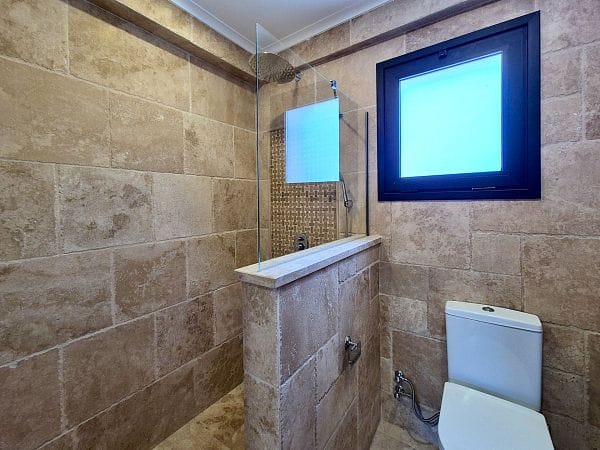 5-спальная вилла 400 м² с участком 630 м², бассейном и панорамными видами на море и горы - фото № 33