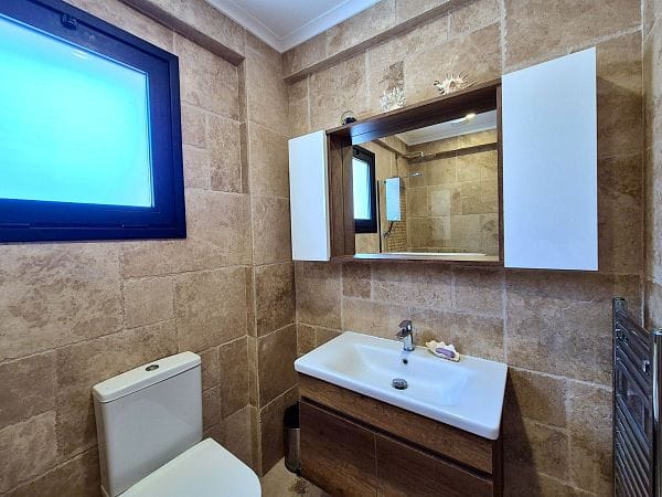5-спальная вилла 400 м² с участком 630 м², бассейном и панорамными видами на море и горы - фото № 34