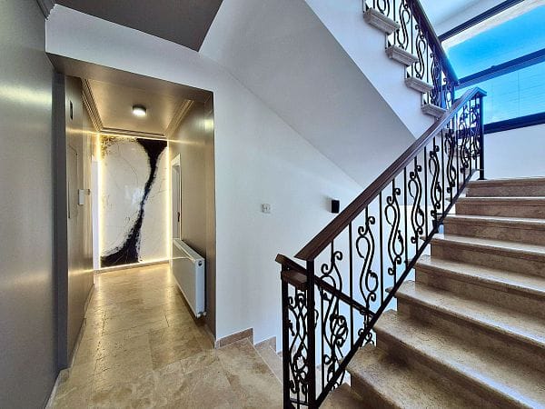 5-спальная вилла 400 м² с участком 630 м², бассейном и панорамными видами на море и горы - фото № 35