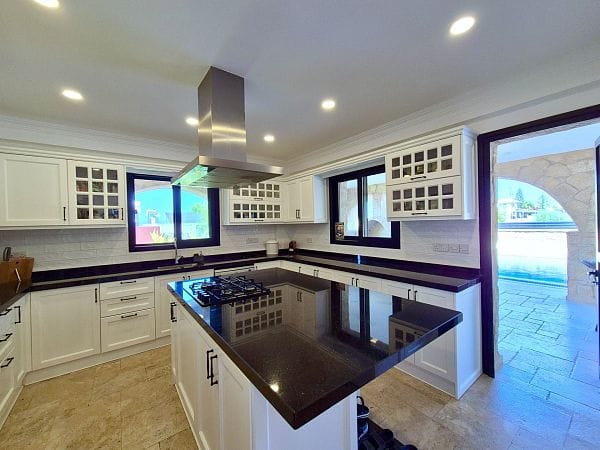 5-спальная вилла 400 м² с участком 630 м², бассейном и панорамными видами на море и горы - фото № 40
