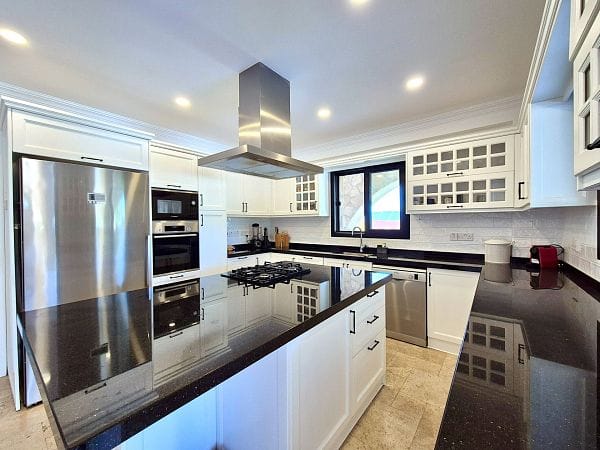 5-спальная вилла 400 м² с участком 630 м², бассейном и панорамными видами на море и горы - фото № 42