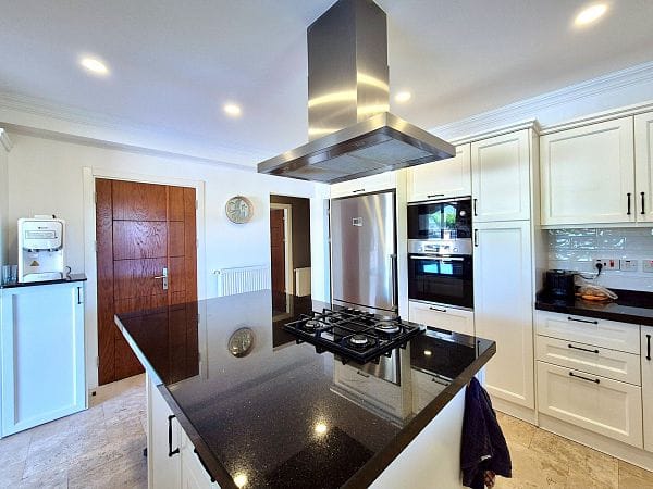 5-спальная вилла 400 м² с участком 630 м², бассейном и панорамными видами на море и горы - фото № 43
