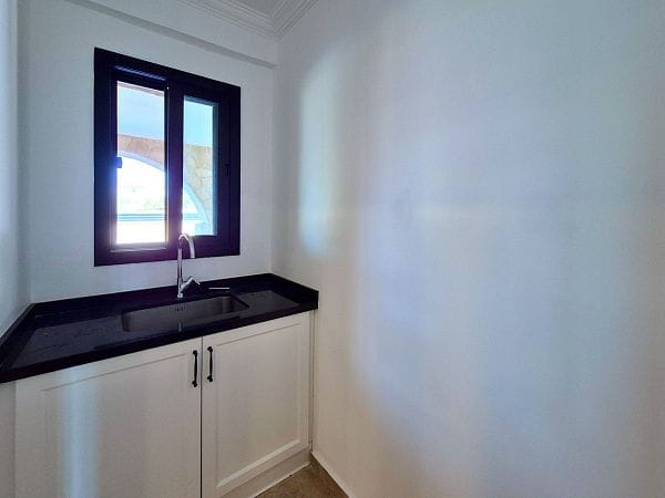 5-спальная вилла 400 м² с участком 630 м², бассейном и панорамными видами на море и горы - фото № 44