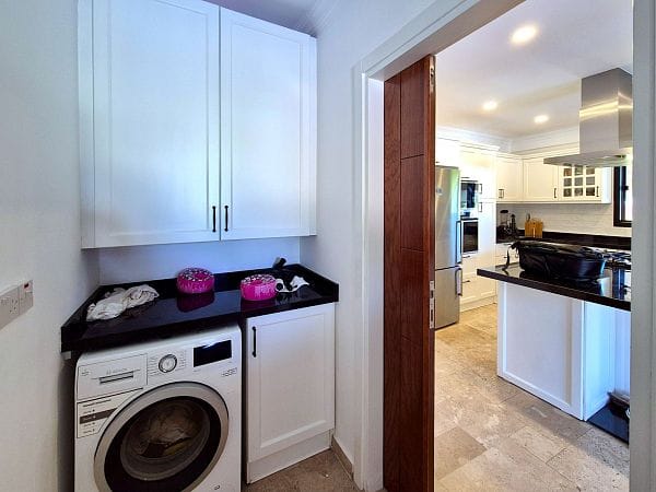 5-спальная вилла 400 м² с участком 630 м², бассейном и панорамными видами на море и горы - фото № 45