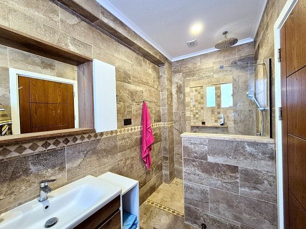 5-спальная вилла 400 м² с участком 630 м², бассейном и панорамными видами на море и горы - фото № 49