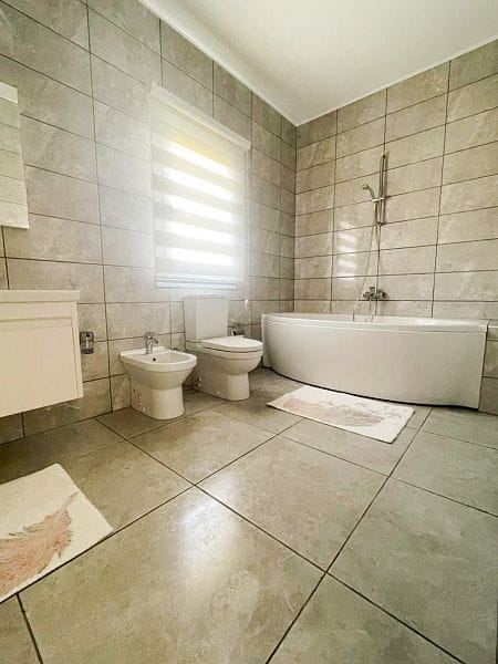 4-комнатная вилла 170 м² с террасой 40 м² в комплексе с инфраструктурой - фото № 41
