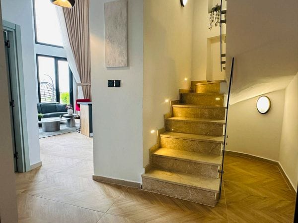 2-комнатные апартаменты 98 м² с террасой всего в 100 метрах от моря! - фото № 13