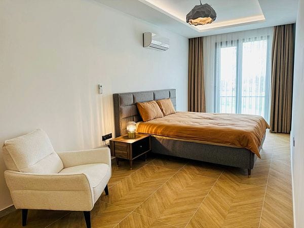 2-комнатные апартаменты 98 м² с террасой всего в 100 метрах от моря! - фото № 14