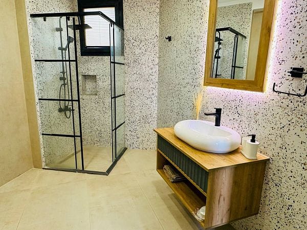 2-комнатные апартаменты 98 м² с террасой всего в 100 метрах от моря! - фото № 15